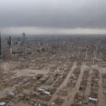 Vista de una ciudad con domicilio y edificios adaptados al extremo clima.