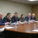 Los delegados de diferentes países discuten estrategias de manejo del agua en una mesa de conferencias.