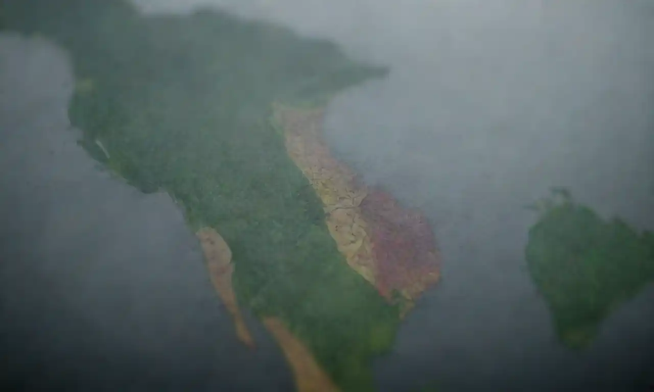 Mapa climático mostrando áreas de cambio en patron de lluvia con gráficos de temperatura.