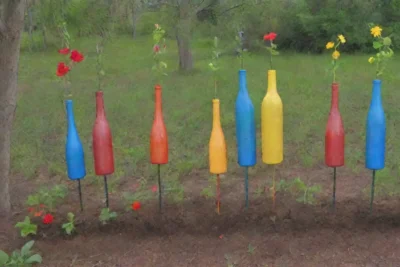 Botellas de plástico coloridas se transforman en arte y jardinería sostenible